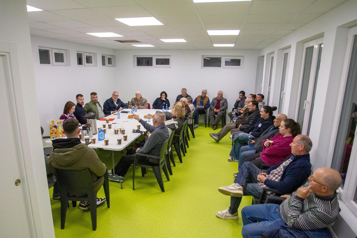Encuentro del alcalde de Paderne en el local social de Velouzás.