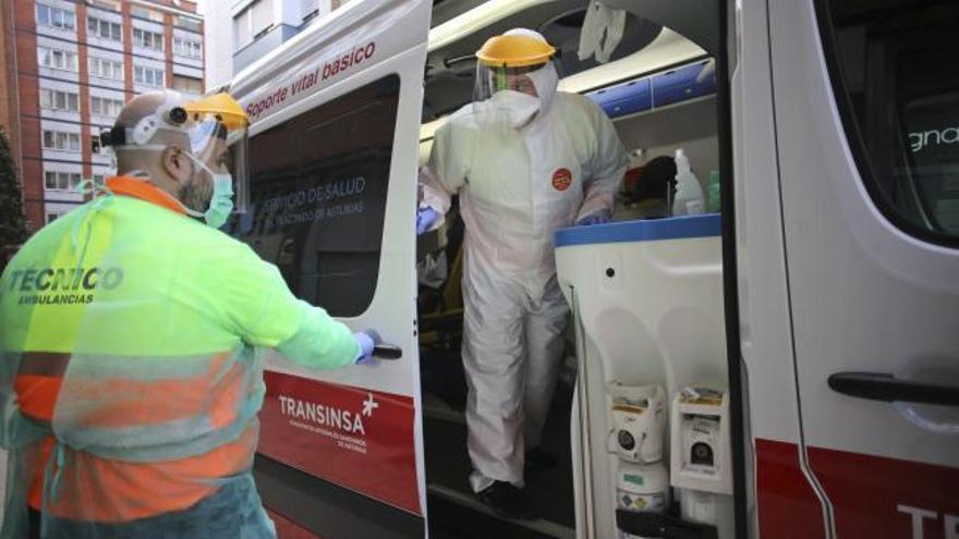 Héroes al volante: Así trabajan los técnicos de las ambulancias destinadas al COVID-19