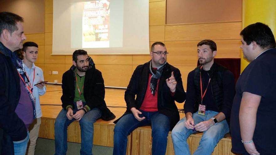 Barbón, en el centro, conversando ayer, antes de la clausura, con asistentes a las jornadas organizadas por Juventudes Socialistas en Langreo.