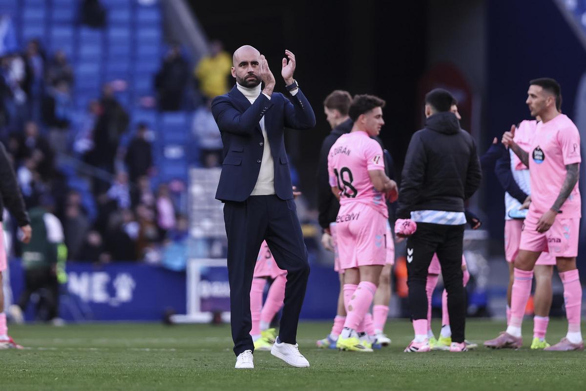 Giraldez aplaude a los fans del Celta presentes en el RCDE Stadium tras el partido.