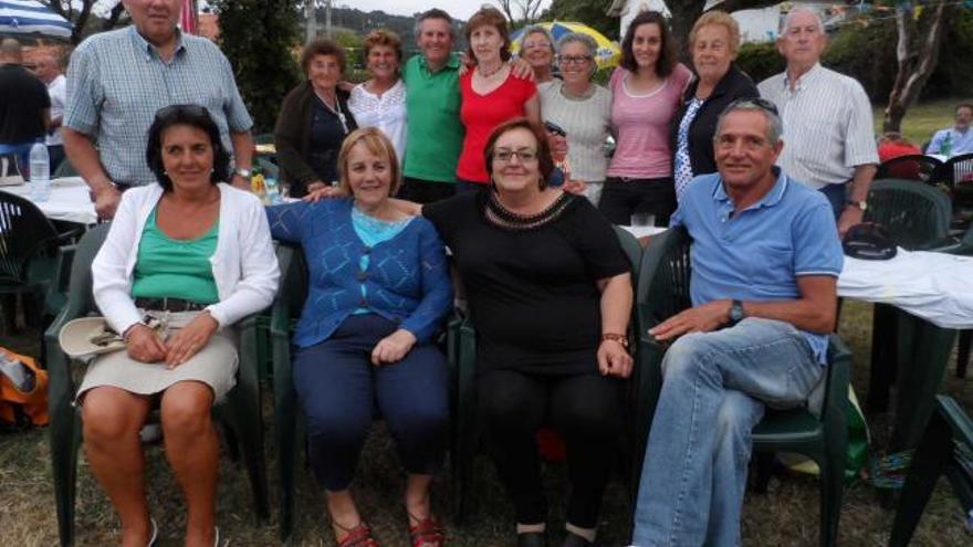 Un grupo de vecinos de Perlora, ayer en el área recreativa de La Pedrera.