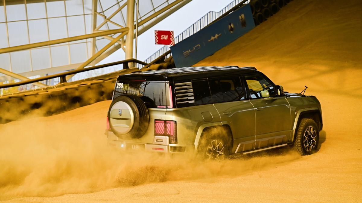 El Yangwang U8 antes de escalar la duna artificial más grande del mundo