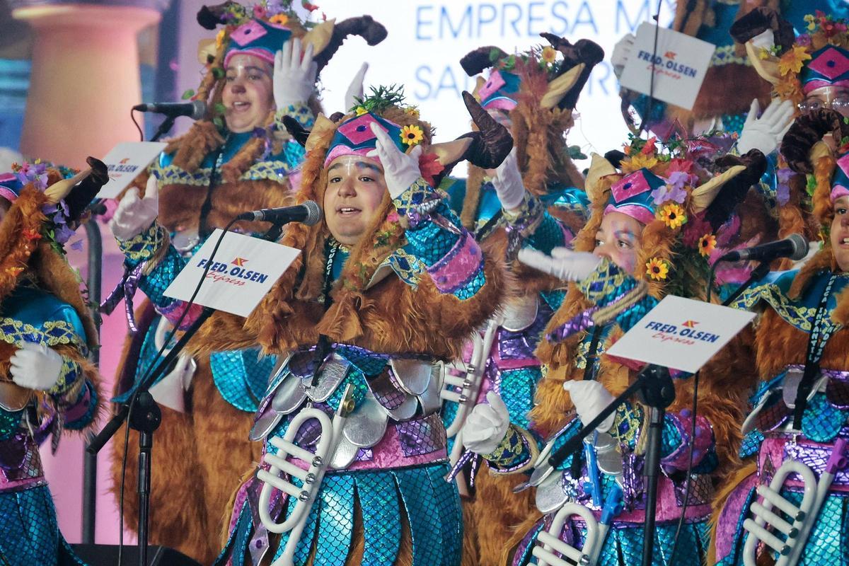 Un momento de la actuación de la murga en el concurso infantil.