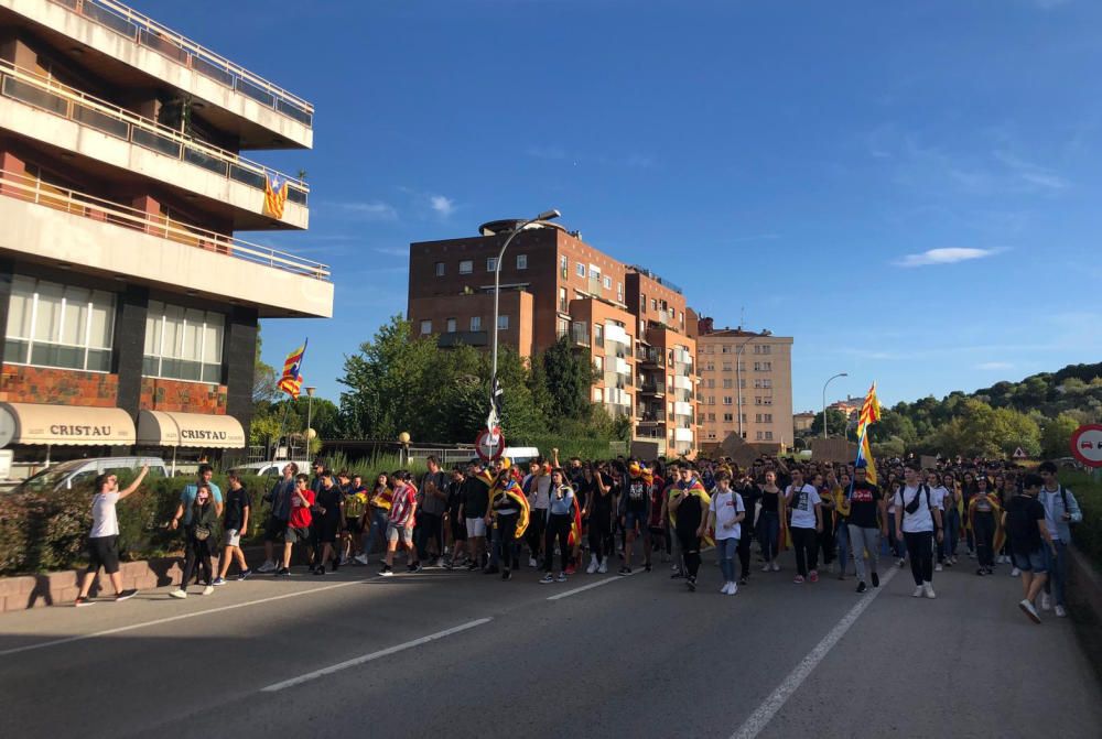 Centenars d'estudiants es manifesten a Figueres