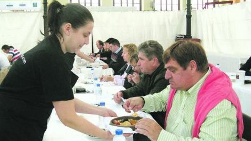 Participantes en la cata de fabes de variedad andecha de diversos lugares de Asturias. / m. menéndez