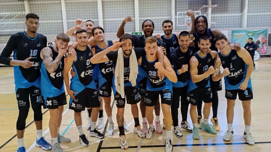 Los jugadores del Class Sant Antoni celebran la victoria en la pista del Hospitalet. | CBSA