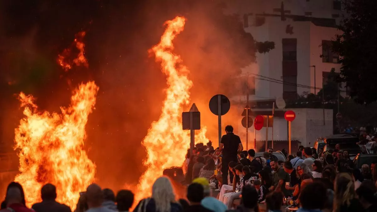 Bomberos de Tenerife intervienen en más de una treintena de incendios asociados a las hogueras de San Juan