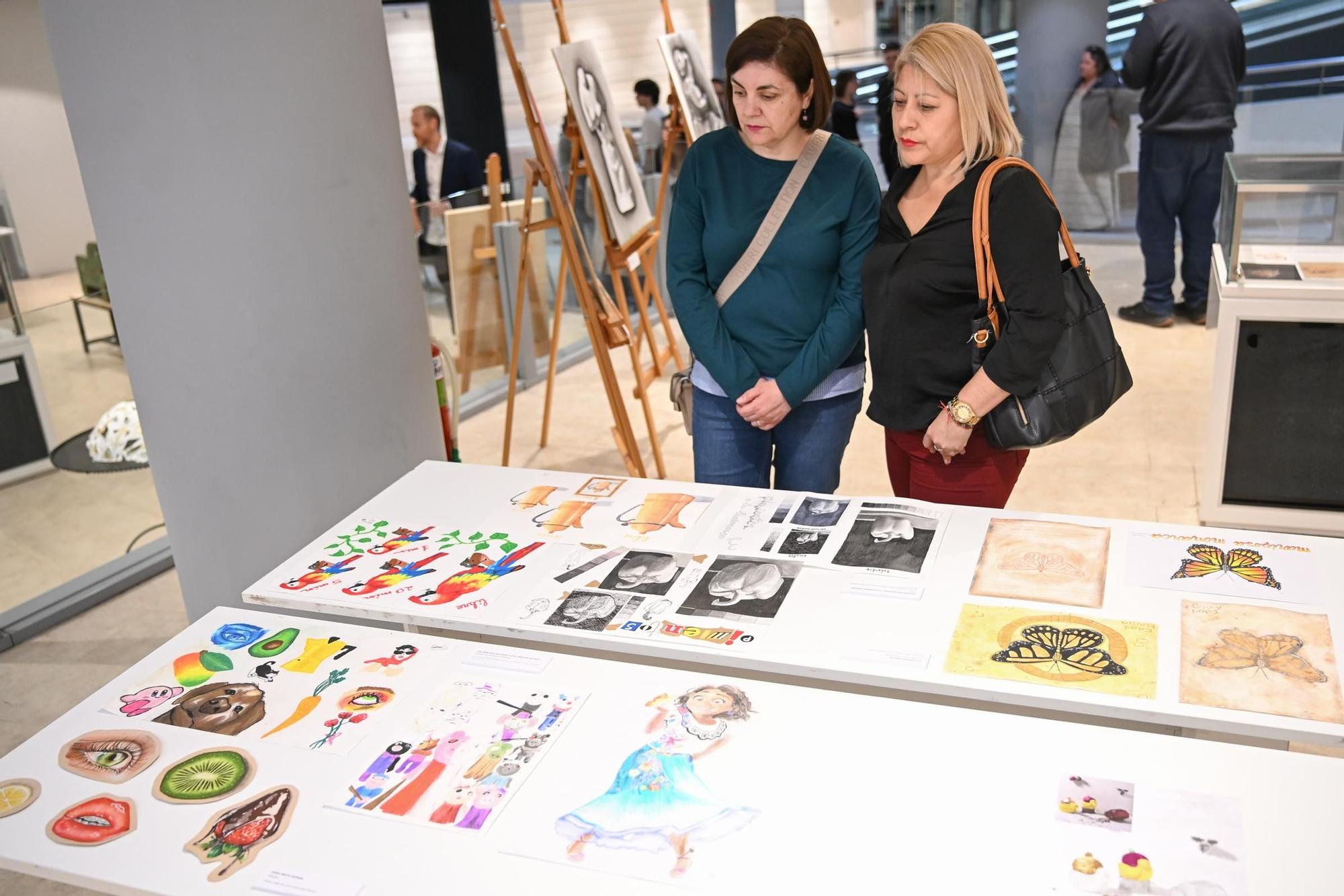 Adolescentes de Elche exponen su arte en El Corte Inglés