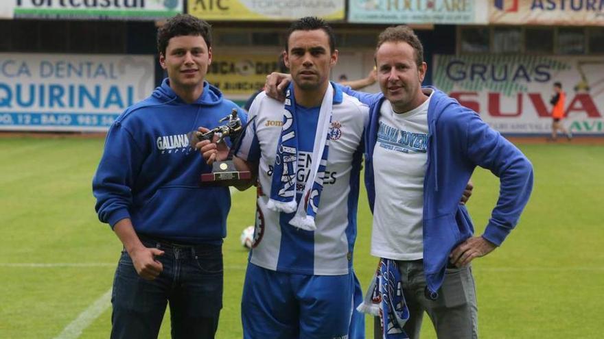 Geni con los miembros de Galiana Xoven que le entregaron el trofeo al mejor jugador de la temporada.