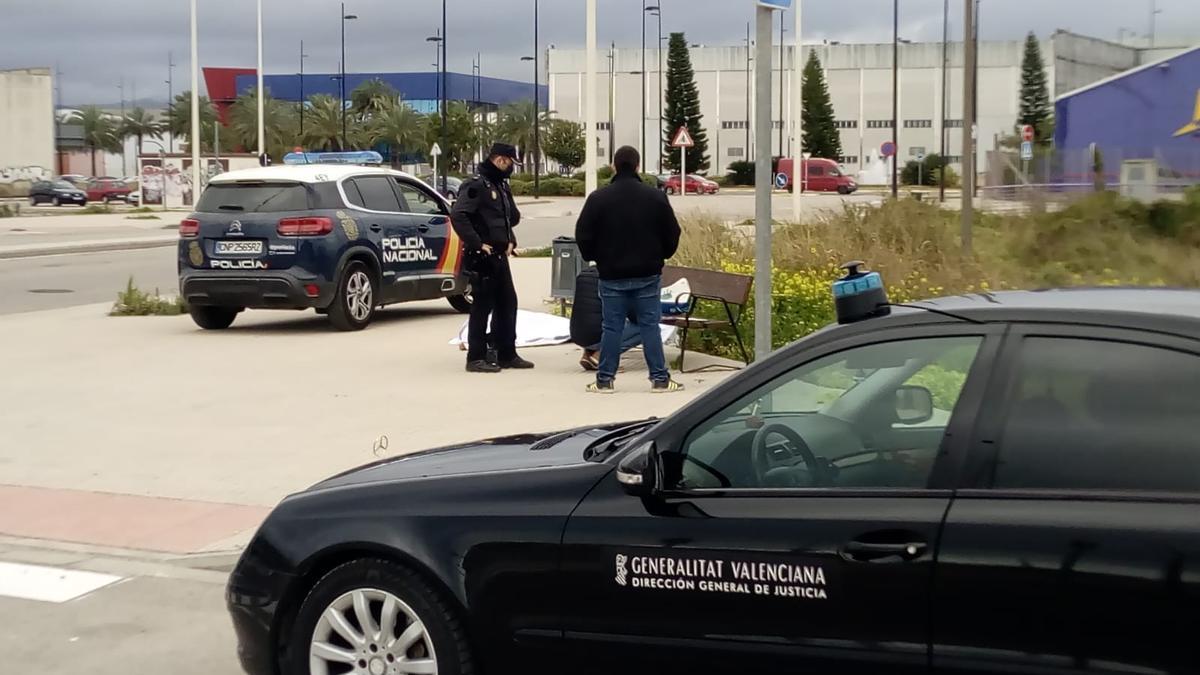 Muere una persona sin techo frente al hospital del Gandia