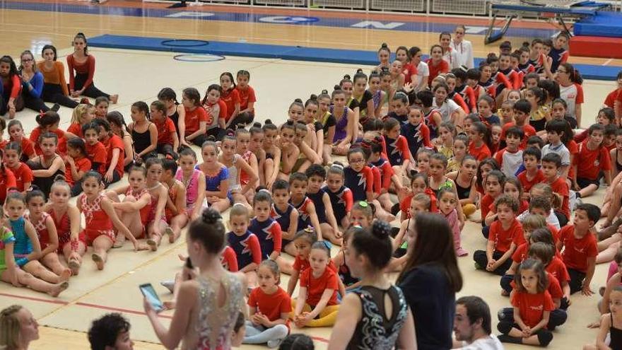 Niños participantes en la jornada de gimnasia de ayer. // G. Santos