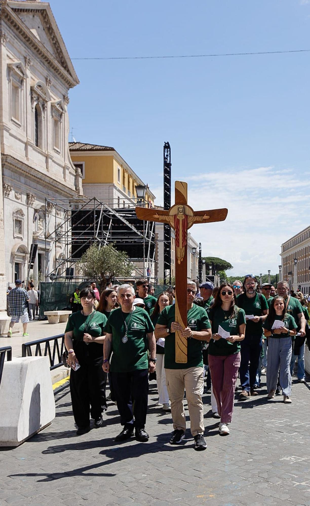 Peregrinación hombres de trono de la Esperanza