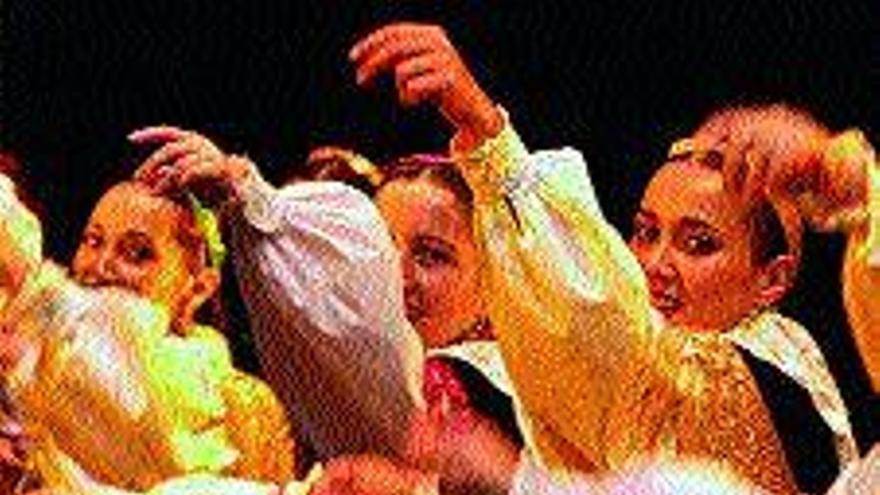 Actuación de Xacarandaina en el Auditorio, ayer. / j.l. oubiña	T. Alonso  / vilagarcía
El folclore tradicional fue el protagonista del sábado en Vilagarcía, gracias al concierto que ofreció el grupo musical Xacarandaina en el Auditorio. 
El afamado grupo Xacarandaina es una formación que cuenta con un grupo de baile, gaiteros y pandereteiras y un repertorio de más de tres horas de baile y música tradicional de diferentes partes de Galicia.
El grupo interpretó su último trabajo, Prestixio, que narra la historia de un afilador de Ourense que viaja al corazón de la Costa da Morte. La idea del tema, que armoniza música y baile, nació a raíz de la catástrofe del Prestige. El trabajo fue bien acogido por el público, pues ofrece una puesta en escena original y simbólica, que se ve reforzada por la diversidad del vestuario.
Antes de la actuación tuvo lugar la tradicional bendición de vehículos de San Cristóbal, que, tras años sin celebrarse, fue retomada ayer por la asociación de taxistas de Vilagarcía.
Los actos comenzaron a eso de las ocho de la tarde con la bendición de los vehículos en la zona de A Mariña y se prolongaron posteriormente con una verbena celebrada en Conde Vallellano.
Para completar este fin de semana de actuaciones musicales, hoy tendrá lugar el festival de la Escuela de Danza Perla de Arousa a partir de las 22,30 horas en el Parque da Xunqueira. 
En el festival actuarán las alumnas de la escuela y agrupaciones como Aires da Dorna de Ribeira, el Ballet folclórico de Boiro y la Escuela de Danza y Música Tradicional de Cuntis.