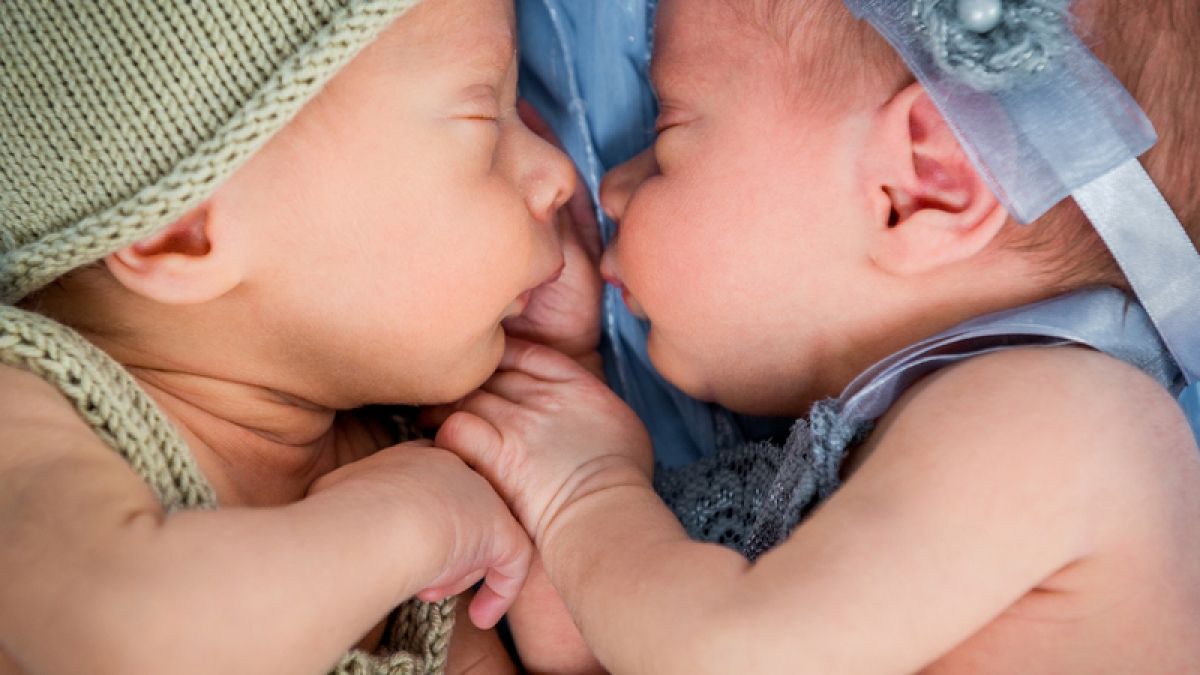 Primos y a la vez hermanos: el curioso caso de dos bebés de dos parejas de gemelos
