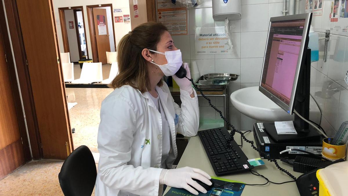 Una doctora conversa por teléfono con un vecino contagiado