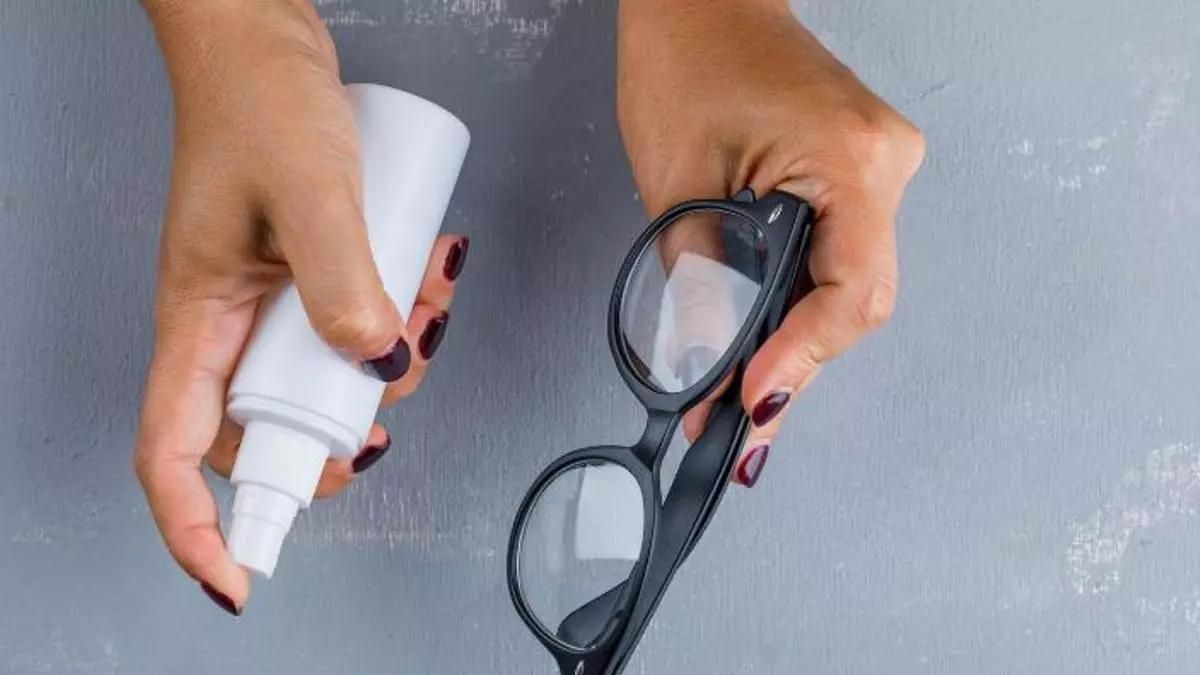 El sencillo truco recomendado por ópticas para limpiar las gafas y dejarlas como nuevas: nada de microfibra ni líquidos