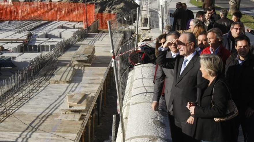 El alcalde, durante su visita el pasado mes de enero a las obras de los chiringuitos de La Malagueta.
