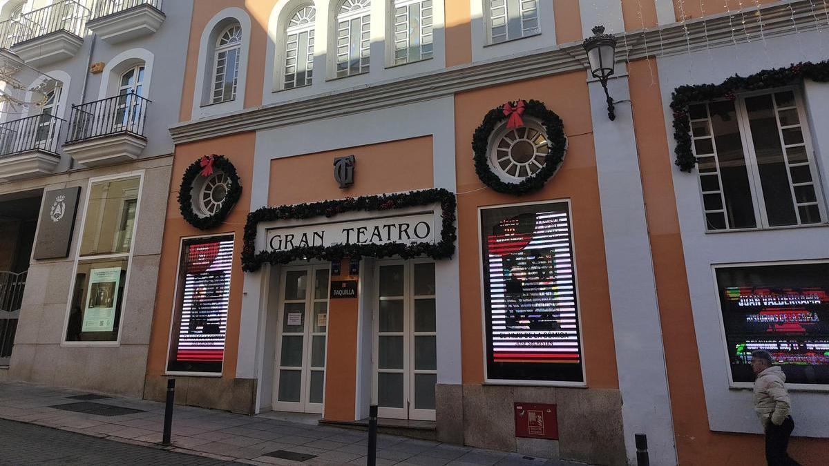Fachada del Gran Teatro de Cáceres en Navidad.