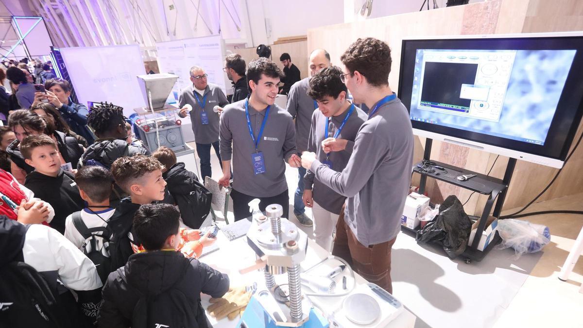Alumnado visitando un expositor de la feria de FP Innova.