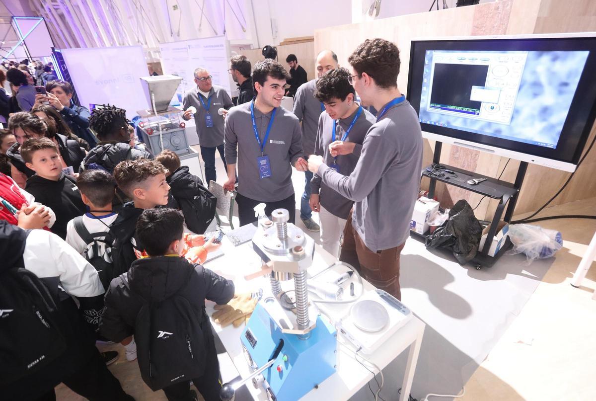 Alumnado visitando un expositor de la feria de FP Innova.