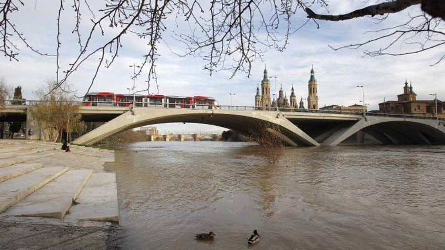 Llega a Zaragoza la punta de la crecida del Ebro