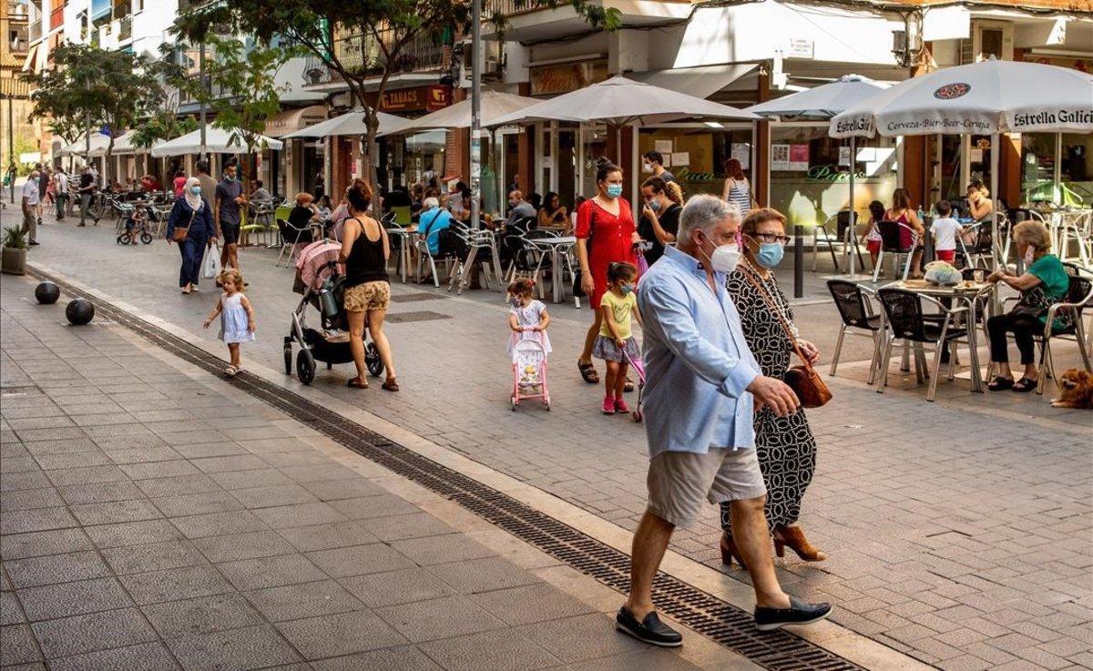 Una calle del centro de Castelldefels, el jueves 30 de julio.