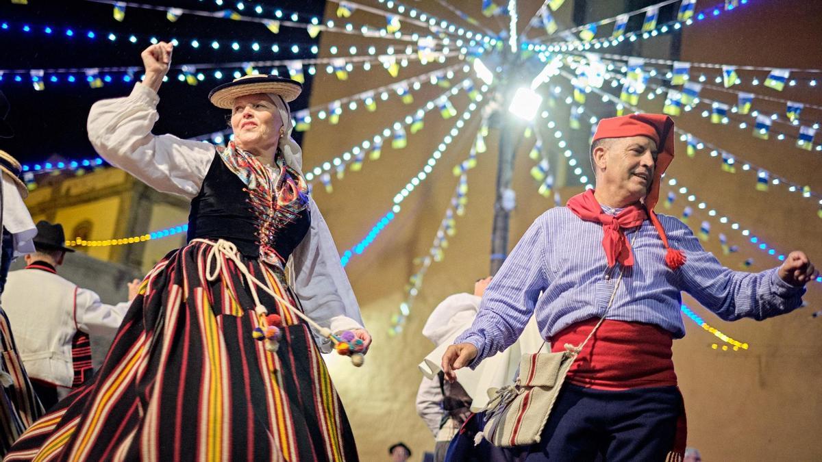 Una pareja en un baile de magos de Santa Cruz.