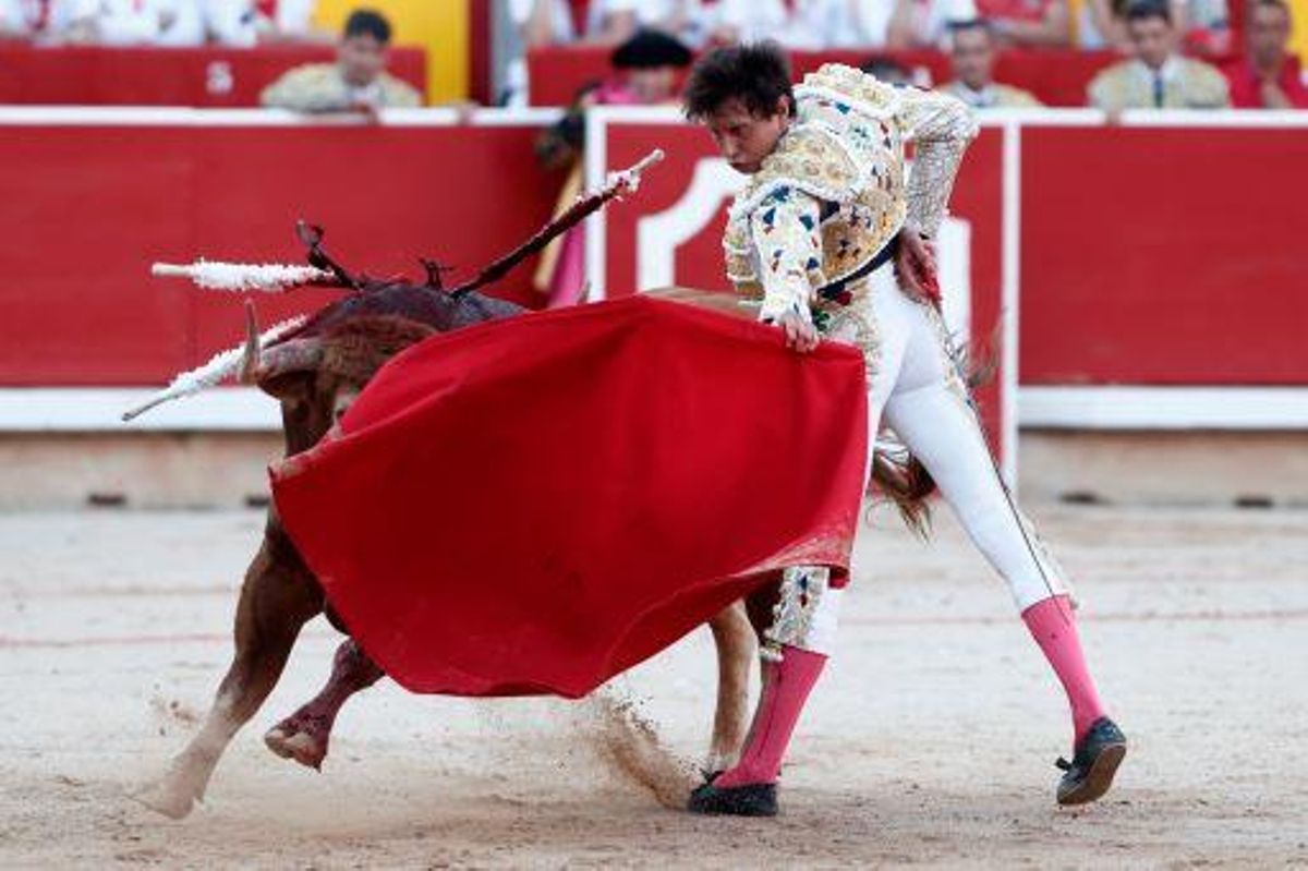 El torero Roca Rey da un pase de muleta