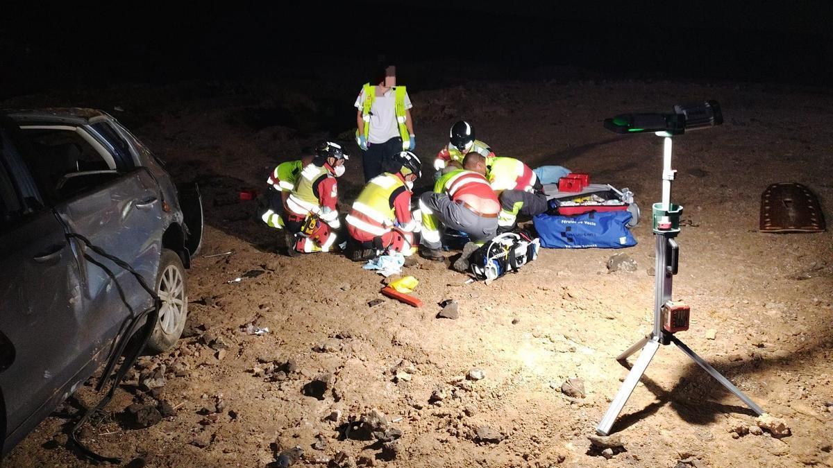 Un coche con tres ocupantes se salió de la vía en la Ruta del Norte, en Costa Teguise, en la noche del domingo.