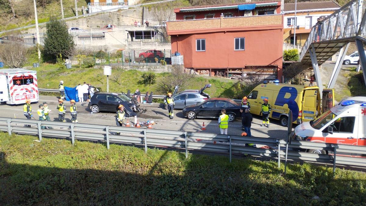 Grave accidente de tráfico en el corredor del Nalón a la altura de Sama: dos fallecidos de una misma familia y cuatro heridos