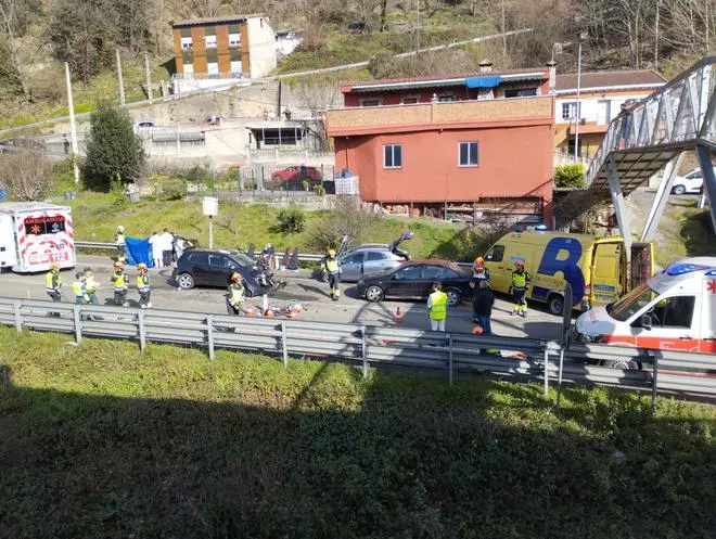 Grave accidente de tráfico en el corredor del Nalón a la altura de Sama: dos fallecidos de una misma familia y cuatro heridos