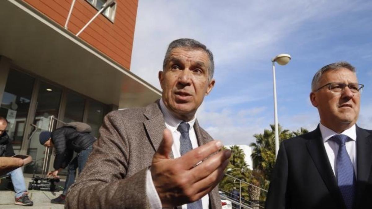 Lorenzo del Río atiende a los medios de comunicación tras el accidente en Adamuz.