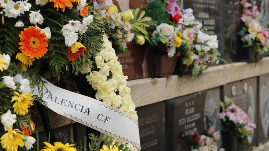 Esta es la corona de flores con la que el Valencia lo despidió.