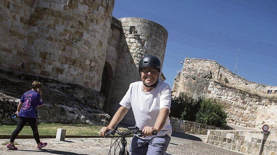 Christoph Strieder rueda con su bicicleta por la capital.