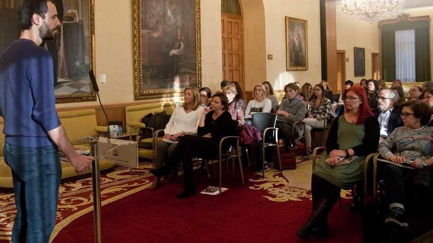 Daniel Sorando, de pie, durante su exposición de las conclusiones del estudio sobre las consecuencias de la maternidad en mujeres jóvenes gijonesas, ayer, en el Ayuntamiento.