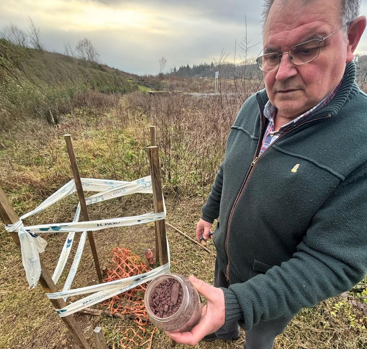 Arriba, Roberto Villar, con un frasco con pirita junto a una de las catas de La Manjoya. Sobre estas líneas, recortes de prensa de la época de la descontaminación del terreno. | J. A.