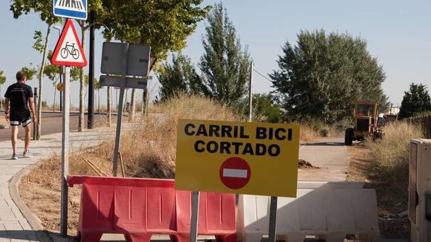 Obras en el carril bici, ayer.