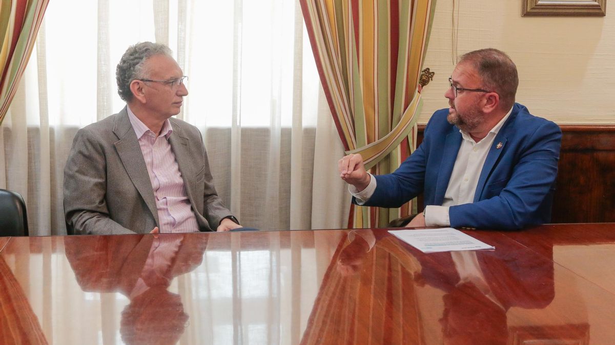 José Luis Quintana y Antonio Rodríguez Osuna, durante la reunión mantenida en el ayuntamiento, ayer.