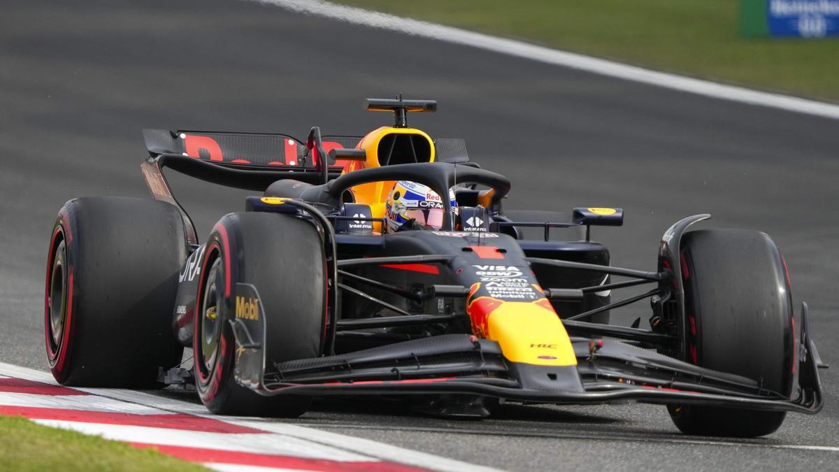 Verstappen logra la pole en China y Alonso se reivindica tras su sanción