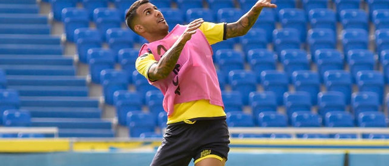 Jonathan Viera Ramos, ayer, remata de cabeza en el Gran Canaria.