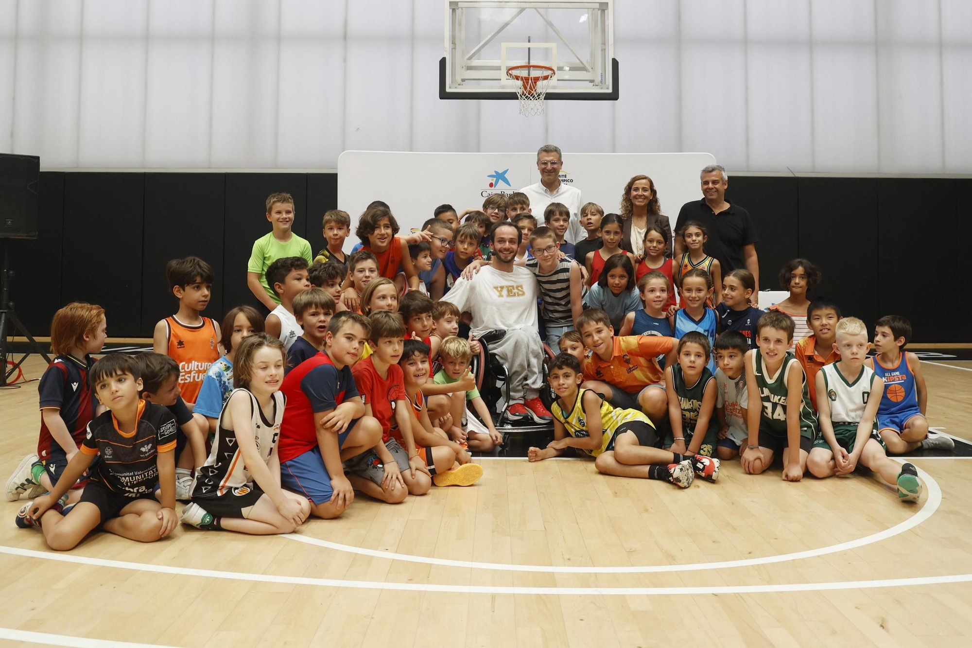 CaixaBank y el Valencia Basket acercan el deporte paralímpico a los más jóvenes