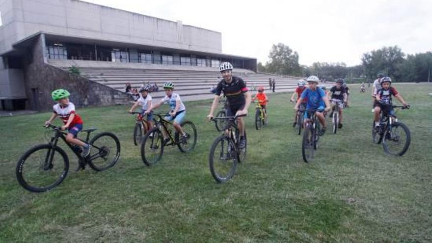 Un grup de nens, assistint a la jornada de portes obertes que es va fer a Fontajau.