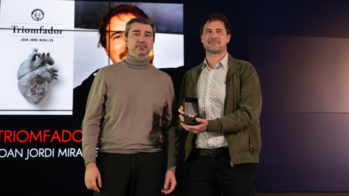 El joier Manel Capdevila, autor de la Serreta d’Or, i Joan Jordi Miralles, ahir a l’Espai Endesa de Barcelona