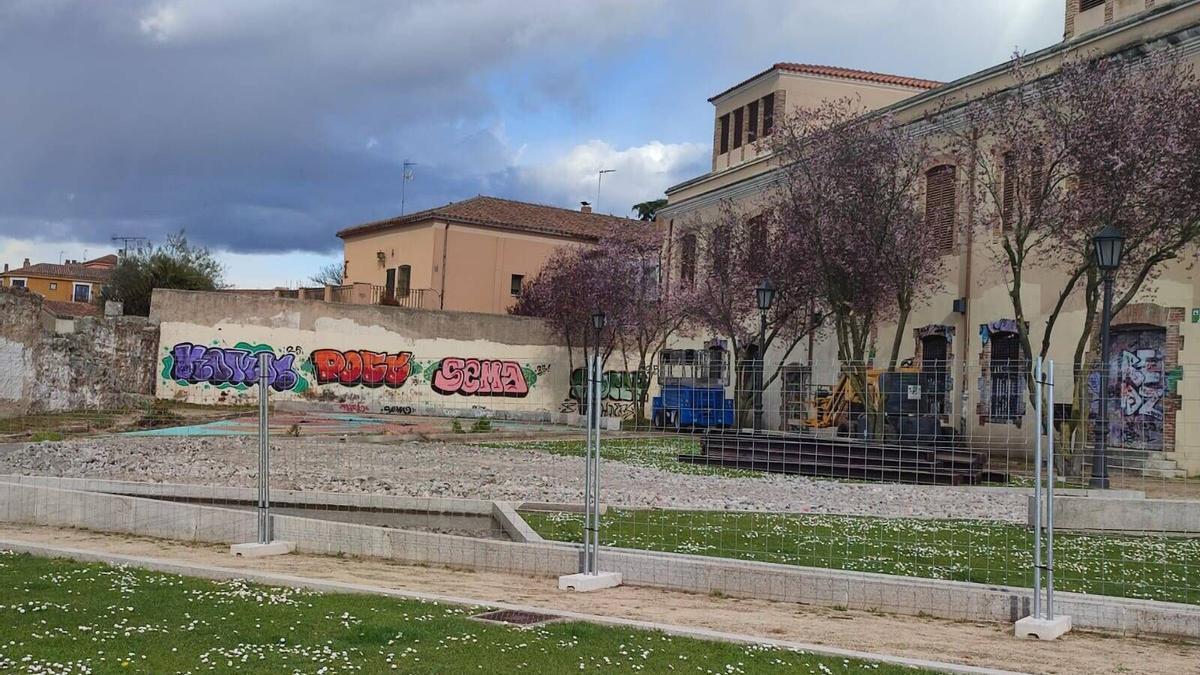 Colocación carpa Semana Santa parque San Bernabé