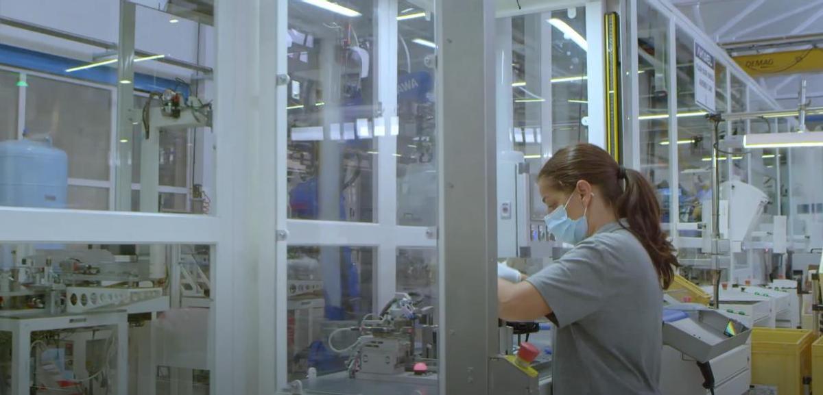 Una trabajadora en el interior de la planta de Akwel Vigo