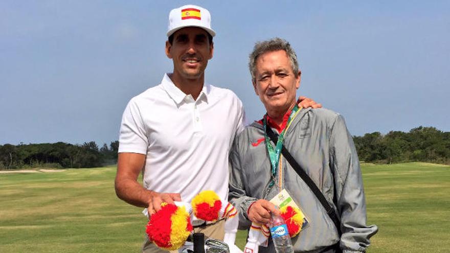 Rafa Cabrera-Bello, ayer, con el seleccionador Manuel Piñero.