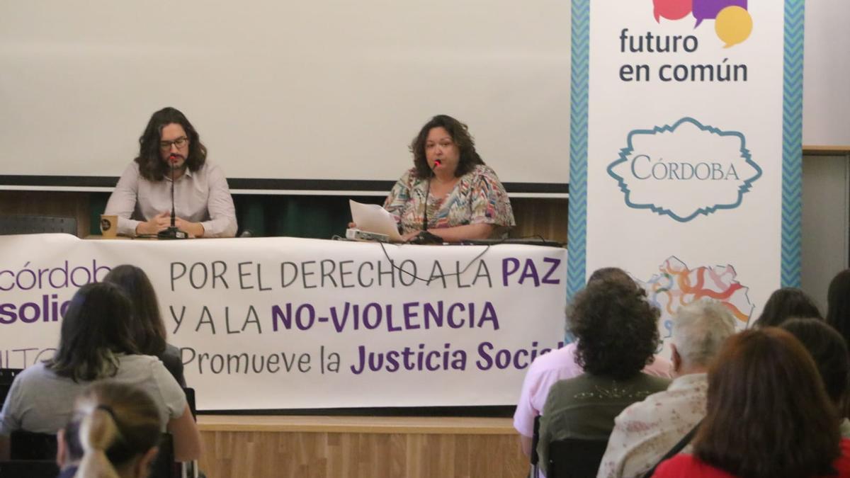 Javier Maíllo y Olga Ramírez presentan la 'Declaración por una Córdoba justa, cuidadora, solidaria, feminista, sostenible y participativa'.