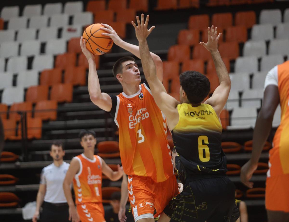 Nikola Dzepina, en el partido de la primera jornada de la Liga U ante el CB Canarias en La Fonteta.