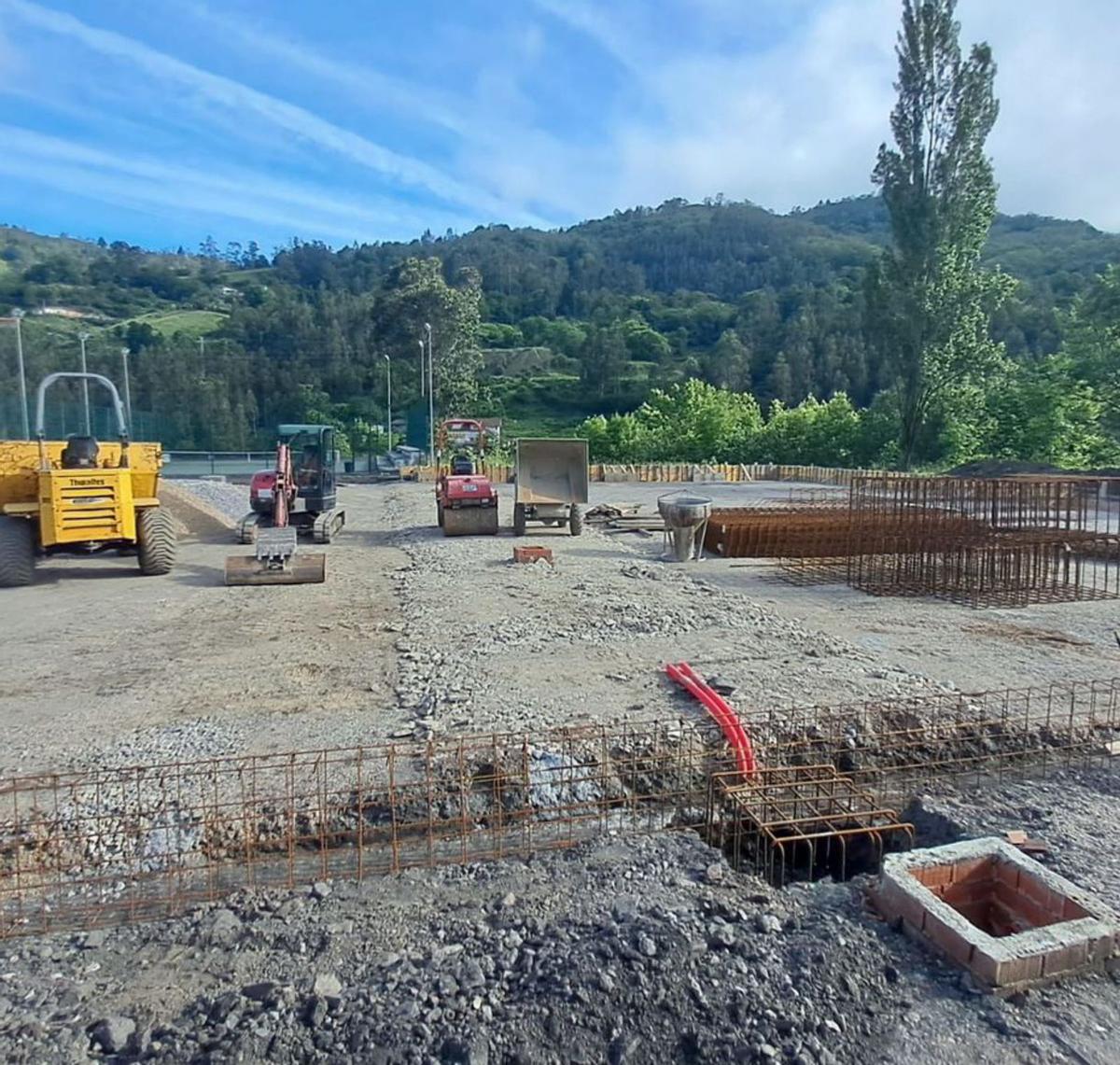 Maquinaria en las obras de La Riquela. | D. M.