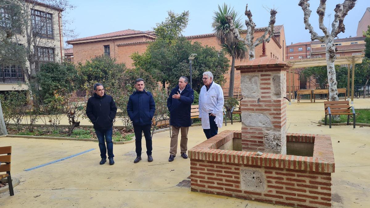 Faúndez, Silva, Toranzo y Calzada visitan el patio de la residencia "Virgen del Canto" de Toro.